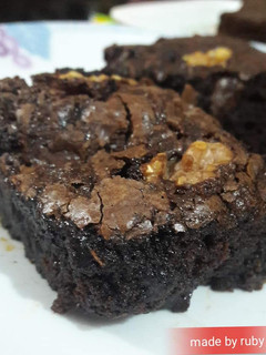 A picture of Walnut fudge brownies.