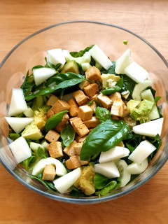 Una foto de Ensalada de espinacas con tofu