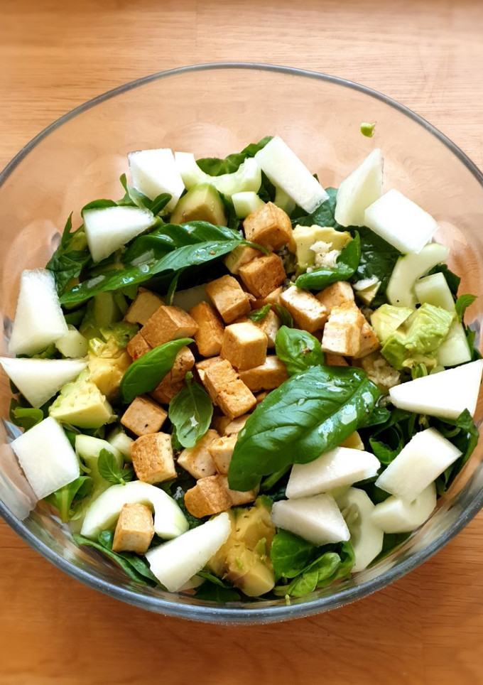 Una foto de Ensalada de espinacas con tofu