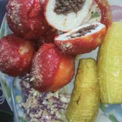 Una foto de Bollo pelón con ensalada rallada y plátano sancochado