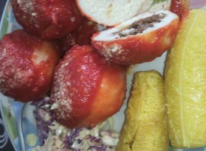 Una foto de Bollo pelón con ensalada rallada y plátano sancochado
