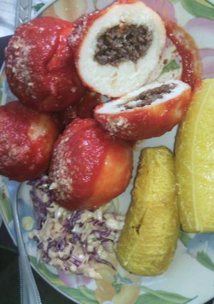 Una foto de Bollo pelón con ensalada rallada y plátano sancochado