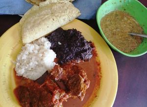 Una foto de Chamberete en salsa de chile ancho