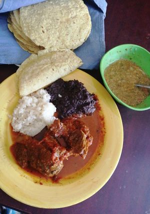 Una foto de Chamberete en salsa de chile ancho