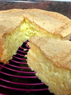 Una foto de Bizcocho de maizena de naranja sin gluten y sin lactosa