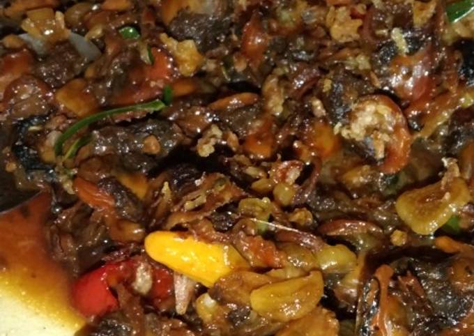 Kerang dan ceker ayam bumbu lada hitam pedas