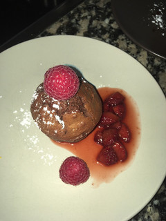 Una foto de Brownie de chocolate con nueces y salsa de fresa