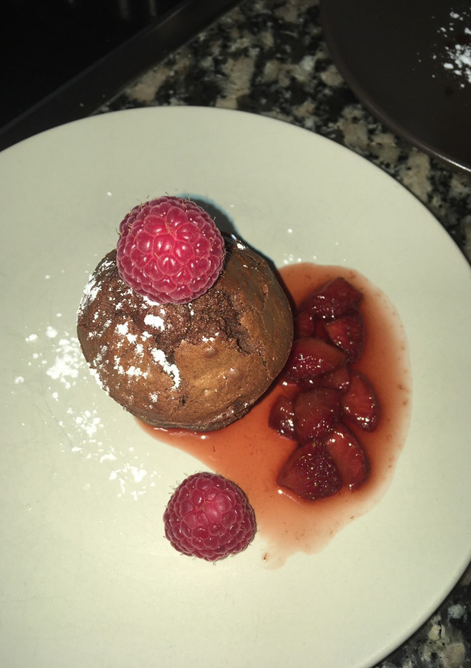 Una foto de Brownie de chocolate con nueces y salsa de fresa