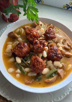 Una foto de Habichuelas con níscalos y acelgas …y chorizo si quieres!! Rápido y rico, rico!! 25’