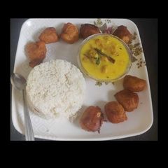 A picture of Kadhi pakoda.