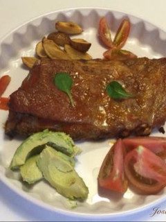 Una foto de Costillar de cerdo al horno con salsa barbacoa