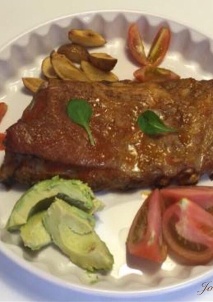 Una foto de Costillar de cerdo al horno con salsa barbacoa