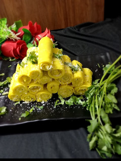 ચીઝ ગાર્લિક ખાંડવી (Cheese Garlic Khandvi Recipe In Gujarati) રેસીપી મુખ્ય ફોટો