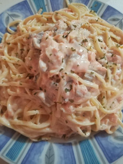 Una foto de Tallarines con salmón ahumado y champis