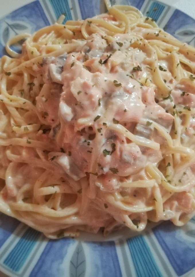 Una foto de Tallarines con salmón ahumado y champis