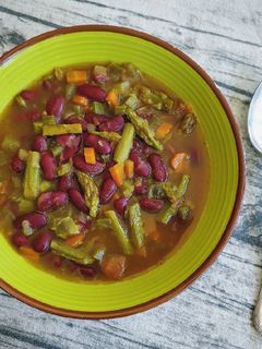 Una foto de Caldo multi verduras con alubias rojas