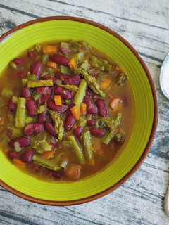 Una foto de Caldo multi verduras con alubias rojas