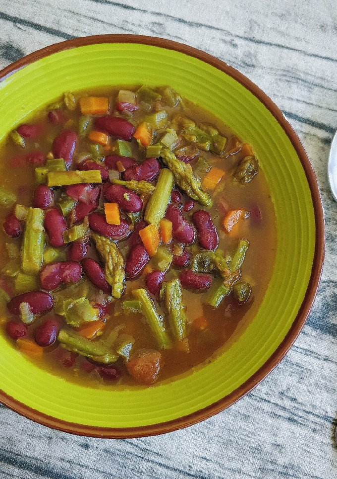 Una foto de Caldo multi verduras con alubias rojas