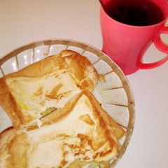 A picture of Pan toasted 🍞 bread with fried eggs.
