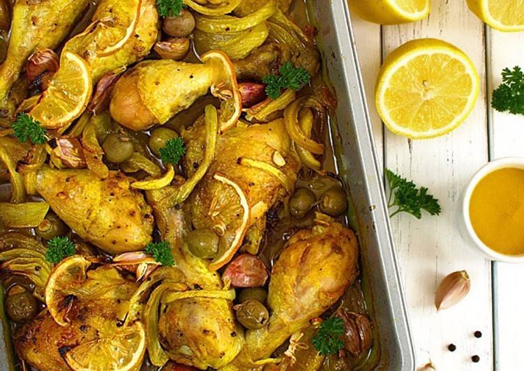 الدجاج الأصفر مع الليمون والبصل والثوم والزيتون