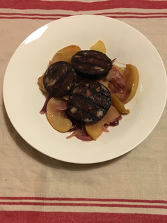 Una foto de Morcilla a la plancha con manzanas y cebolla