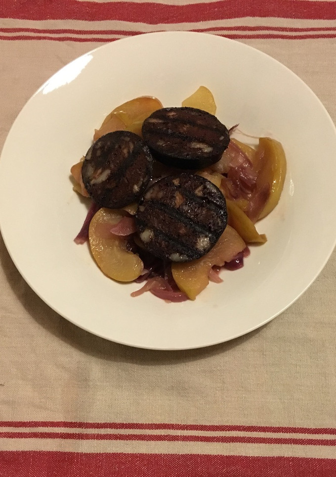 Una foto de Morcilla a la plancha con manzanas y cebolla