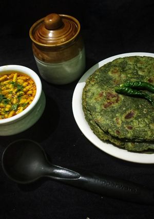 A picture of Bathua Paratha.