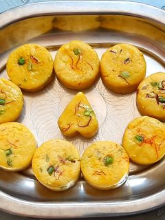 રજવાડી કેસરી પેંડા(Rajwadi Kesari Penda recepi in gujarati) રેસીપી મુખ્ય ફોટો
