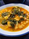 Potaje de garbanzos con migas de bacalao desalado