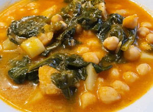 Foto principal de Potaje de garbanzos con migas de bacalao desalado