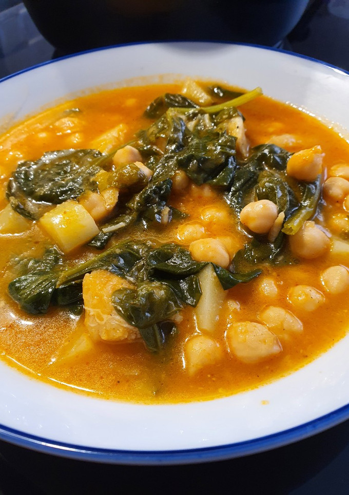 Una foto de Potaje de garbanzos con migas de bacalao desalado