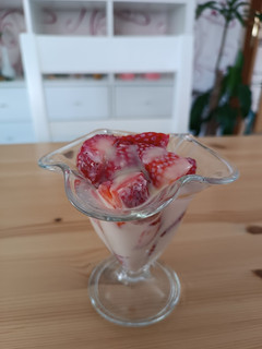 Una foto de Fresas con leche condensada