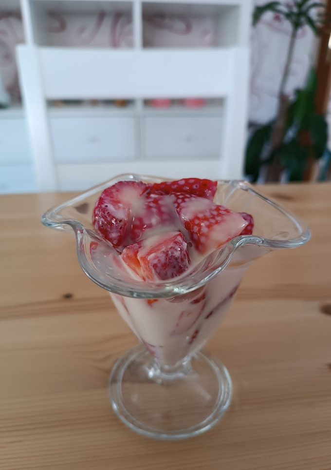 Una foto de Fresas con leche condensada