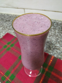 Una foto de Coconut milkshake de uva y frutilla 🍇🍓 :)