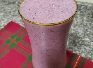 Una foto de Coconut milkshake de uva y frutilla 🍇🍓 :)