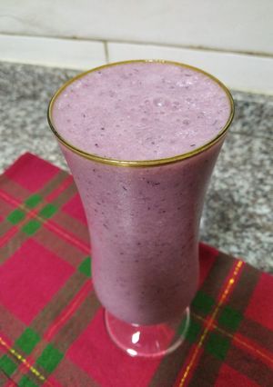 Una foto de Coconut milkshake de uva y frutilla 🍇🍓 :)