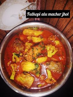 ফুলকপি আলু মাছের ঝোল(phulkopi alu macher jhol recipe in Bengali) রেসিপির প্রধান ছবি