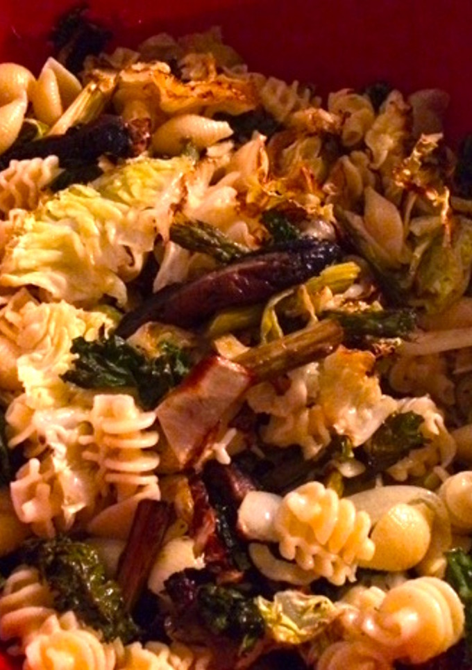 Una foto de Ensalada de pasta con vegetales asados