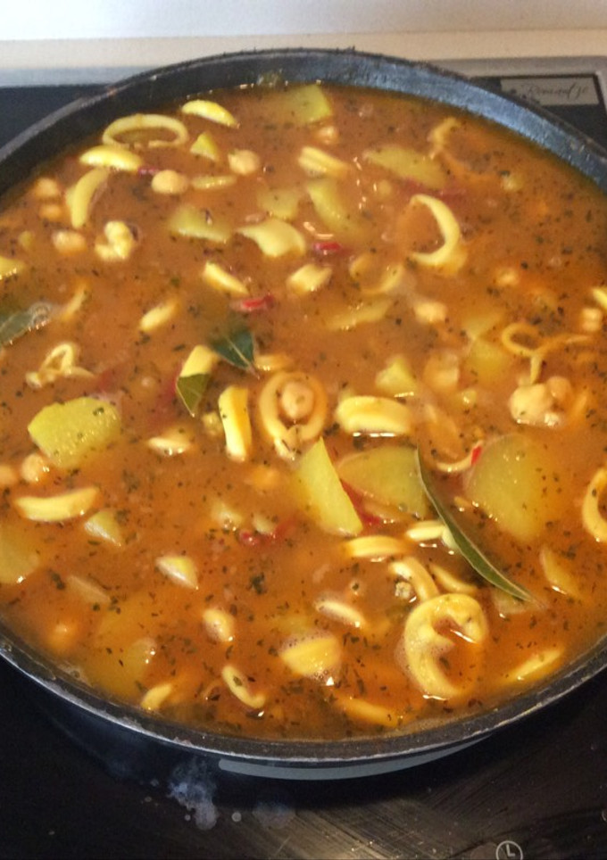 Una foto de Calamares con garbanzos a la marinera