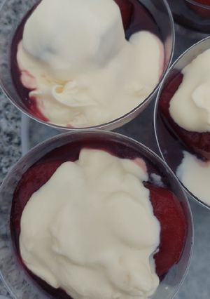 Una foto de Peras al vino con crema