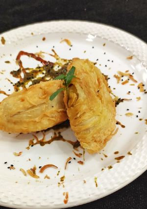 अनियन पफ पेस्ट्री (onion puff pastry recipe in Hindi) रेसिपी मुख्य फोटो