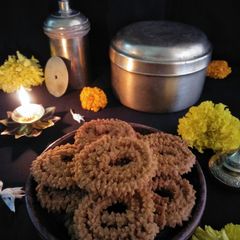 A picture of Jowar Chakli.