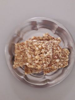 તલ અને સીંગની ચીકી (Til Shing Chikki Recipe In Gujarati) રેસીપી મુખ્ય ફોટો