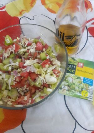 A picture of Simple salad as appetizer.