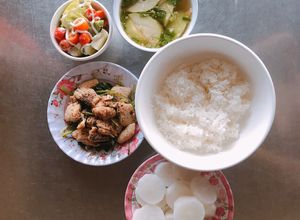 Hình của món Cơm 1 người #4- Thịt Gà xào rau Cần Tây+ Canh Bí Xanh+ Salad Thập cẩm + Nước Trà Đu Đủ Dừa.