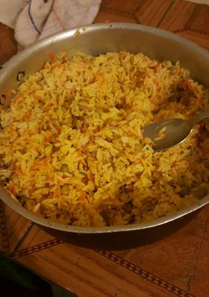 Una foto de ¡Arroz amarillo con pollo súper fácil!