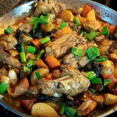Spicy braised chicken and potatoes 香辣焖鸡 A picture of Spicy braised chicken and potatoes 香辣焖鸡.