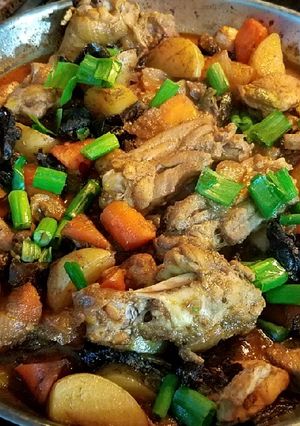 A picture of Spicy braised chicken and potatoes 香辣焖鸡.