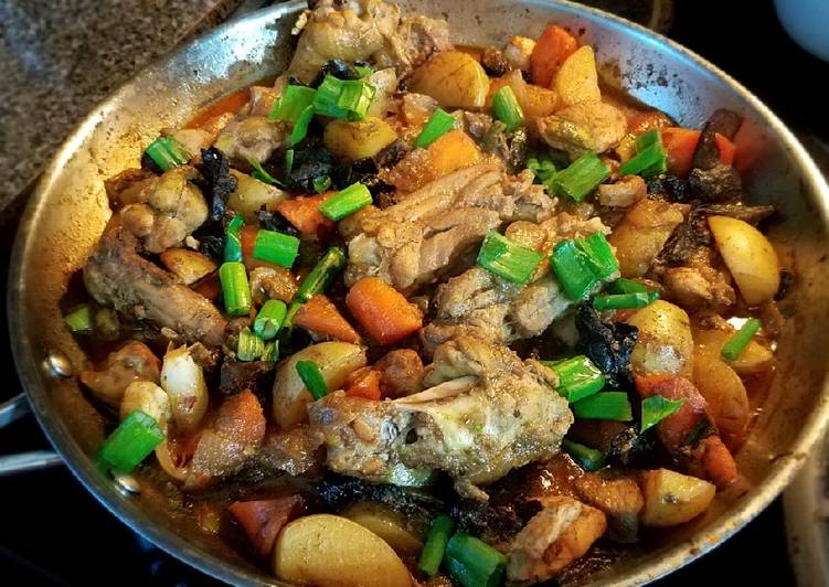 Recipe: Appetizing Spicy braised chicken and potatoes 香辣焖鸡