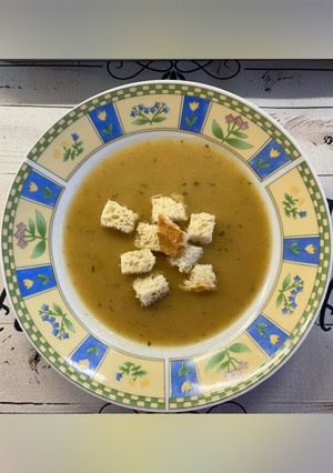Rántás leves pirított kenyér kockával recept fotója